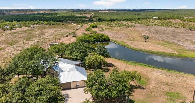 3-bedroom rental at 2220 Fm 1343 in Devine, TX — photo 2