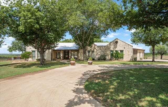 3-bedroom rental at 2220 Fm 1343 in Devine, TX — photo 4