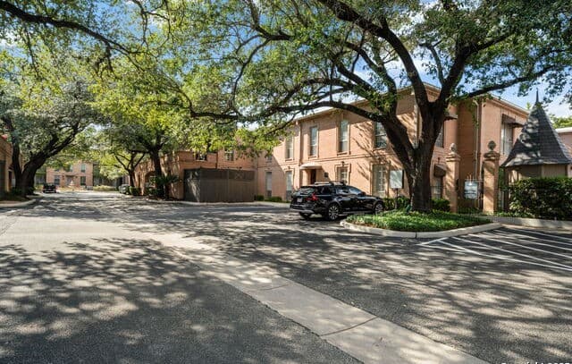 2-bedroom rental at 7711 Broadway Street Unit 8B Unit 8B in San Antonio, TX — photo 3