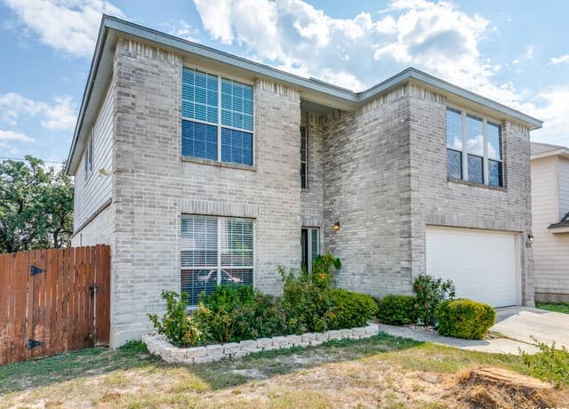 4-bedroom rental at 10702 Diamond Rock in San Antonio, TX — photo 1
