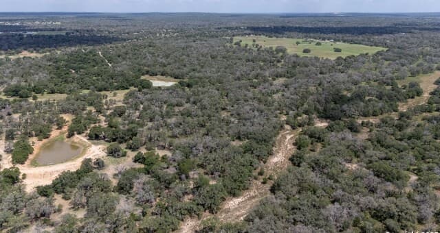 rental at 2404 County Road 320 in Floresville, TX — photo 3