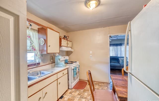 2-bedroom rental at 1104 Avenue S in Hondo, TX — photo 4