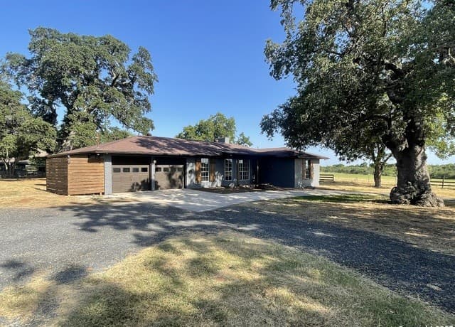 3-bedroom rental at 3010 Triple Tree in China Grove, TX — photo 3