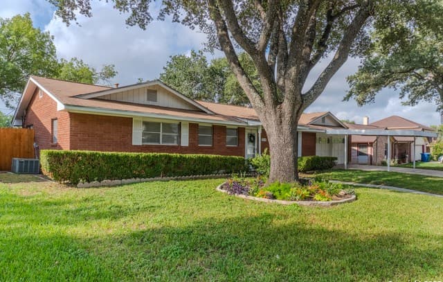 3-bedroom rental at 210 Downshire in San Antonio, TX — photo 1