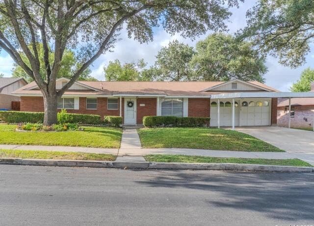 3-bedroom rental at 210 Downshire in San Antonio, TX — photo 2