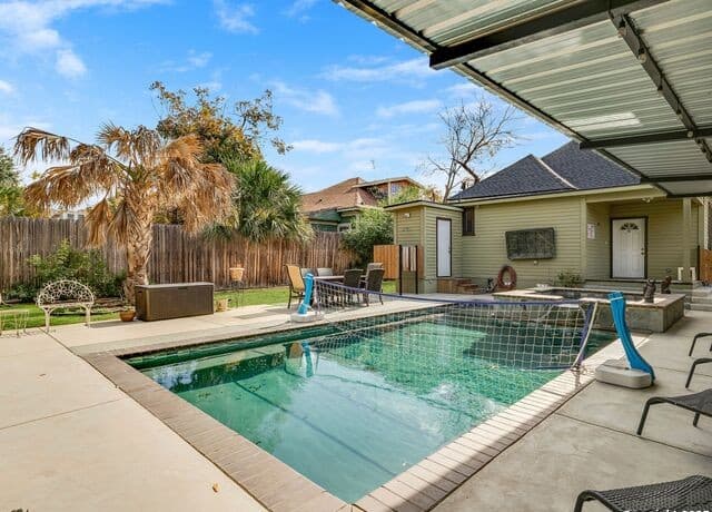 3-bedroom rental at 115 E Courtland Place in San Antonio, TX — photo 1