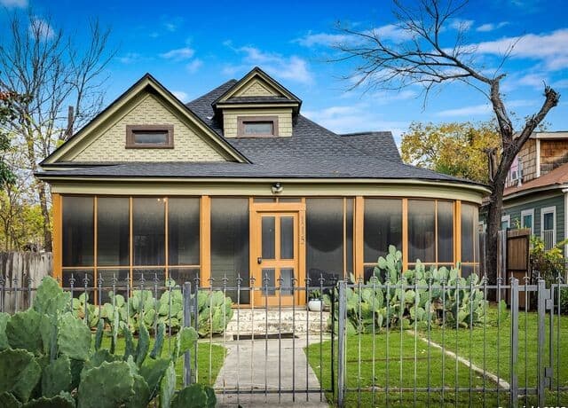 3-bedroom rental at 115 E Courtland Place in San Antonio, TX — photo 3