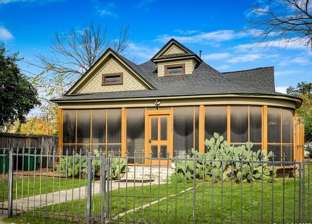3-bedroom rental at 115 E Courtland Place in San Antonio, TX — photo 4