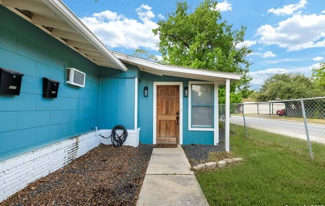 rental at 501 Westwood in San Antonio, TX — photo 1