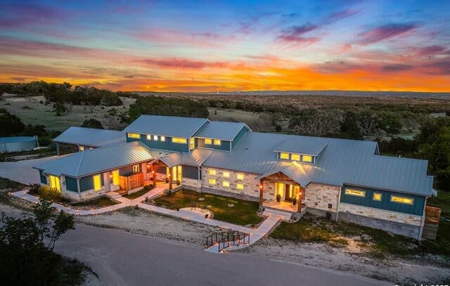 7-bedroom rental at 554 Seven Falls Dr in Fredericksburg, TX — photo 3