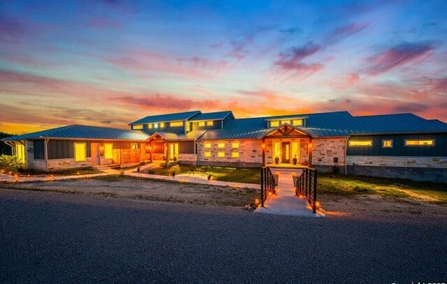 7-bedroom rental at 554 Seven Falls Dr in Fredericksburg, TX — photo 4