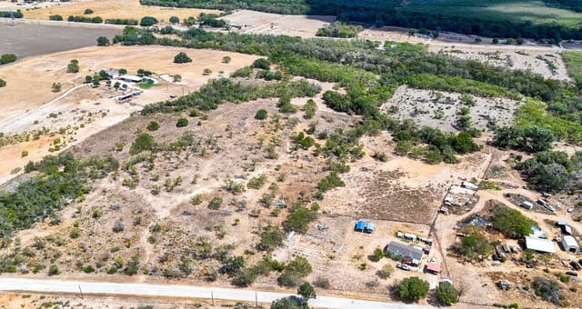rental at 728 Cr 315 in Stockdale, TX — photo 5
