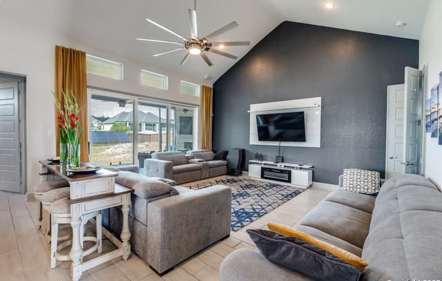 4-bedroom rental at 8207 Garden Arbor in San Antonio, TX — photo 5