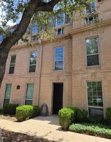 3-bedroom rental at 7707 Broadway Unit 24A in San Antonio, TX — photo 2