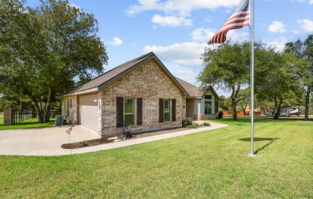 4-bedroom rental at 100 W Ashton in Floresville, TX — photo 3
