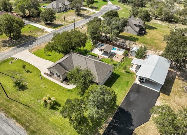 4-bedroom rental at 100 W Ashton in Floresville, TX — photo 4