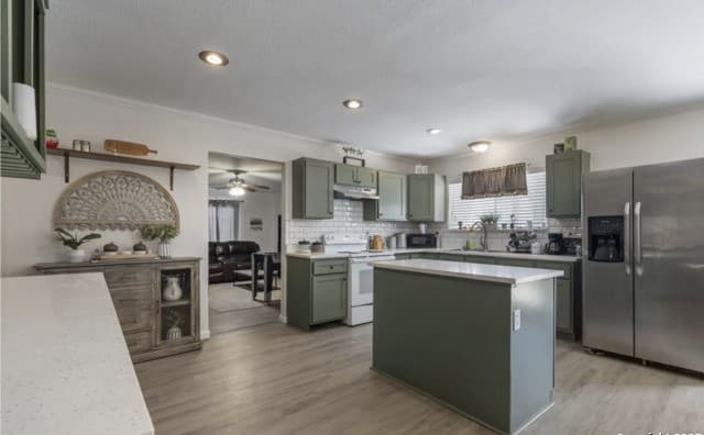 5-bedroom rental at 101 Furlong Dr in Universal City, TX — photo 4