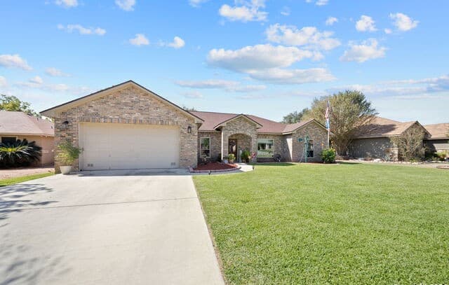 3-bedroom rental at 313 Yorktown in Pleasanton, TX — photo 3