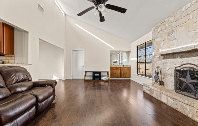 3-bedroom rental at 14414 Ledgewood St in San Antonio, TX — photo 2