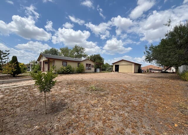 2-bedroom rental at 147 Wainwright in San Antonio, TX — photo 2