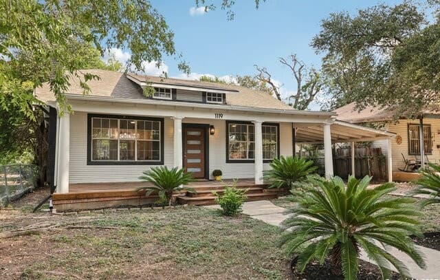 3-bedroom rental at 1119 W Huisache in San Antonio, TX — photo 4