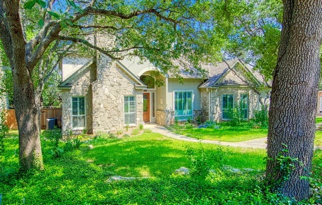 5-bedroom rental at 3314 Falling Brook in San Antonio, TX — photo 3