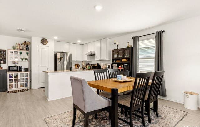 3-bedroom rental at 6830 Wolf Vly in San Antonio, TX — photo 5
