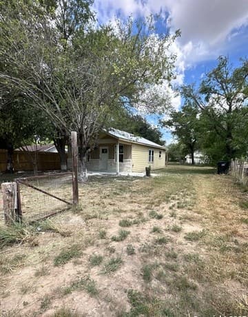 3-bedroom rental at 710 Fifth St in Natalia, TX — photo 3