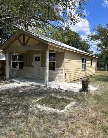 3-bedroom rental at 710 Fifth St in Natalia, TX — photo 5