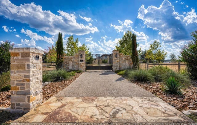 8-bedroom rental at 74 Swede Springs in Boerne, TX — photo 3