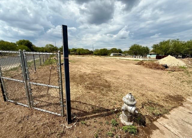 rental at 2331 SW 34th in San Antonio, TX — photo 3