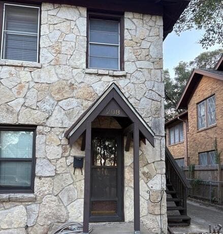 rental at 210 E Lullwood Ave in San Antonio, TX — photo 2