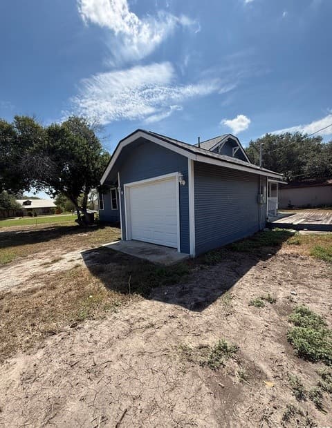 2-bedroom rental at 708 S 7th Street in Kenedy, TX — photo 2