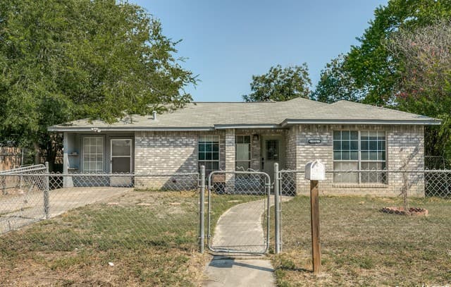 2-bedroom rental at 221 Sharer in San Antonio, TX — photo 2