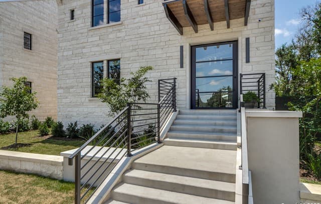 3-bedroom rental at 401 Oak Park Dr Unit B in Boerne, TX — photo 2
