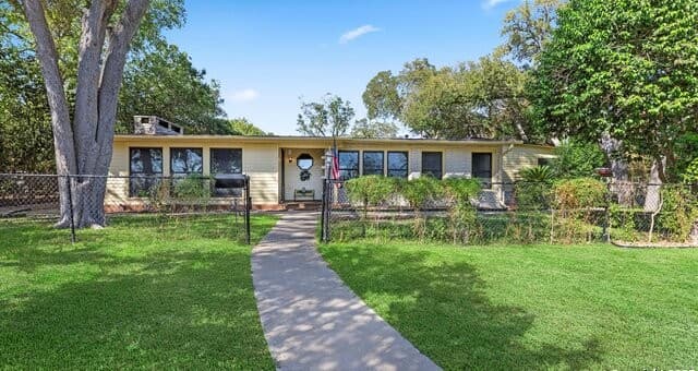 3-bedroom rental at 1049 Ivy Ln in Terrell Hills, TX — photo 1