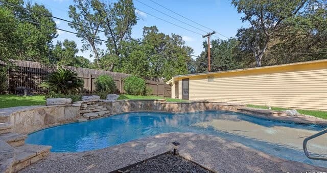 3-bedroom rental at 1049 Ivy Ln in Terrell Hills, TX — photo 2