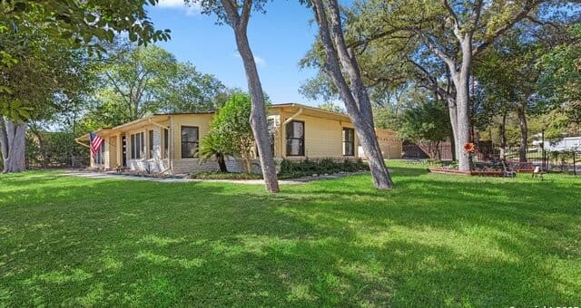 3-bedroom rental at 1049 Ivy Ln in Terrell Hills, TX — photo 3