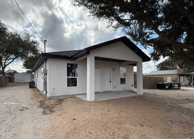 rental at 3274 N Ih 35 in Natalia, TX — photo 2