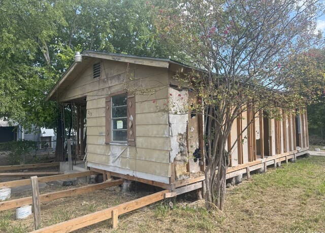2-bedroom rental at 215 Rehmann St in San Antonio, TX — photo 1