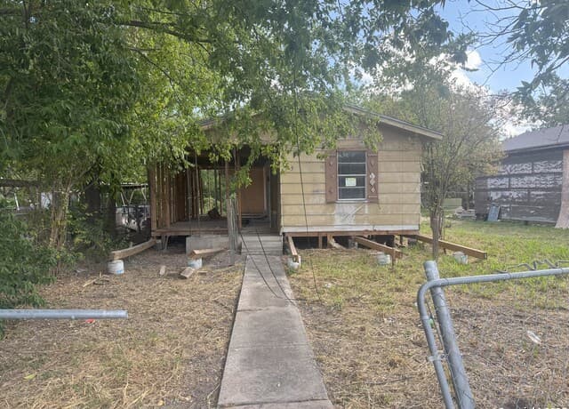 2-bedroom rental at 215 Rehmann St in San Antonio, TX — photo 2