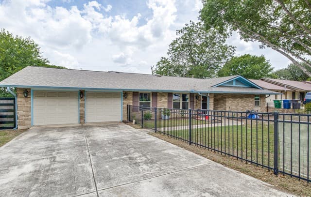 3-bedroom rental at 6034 Royal Pt in San Antonio, TX — photo 3