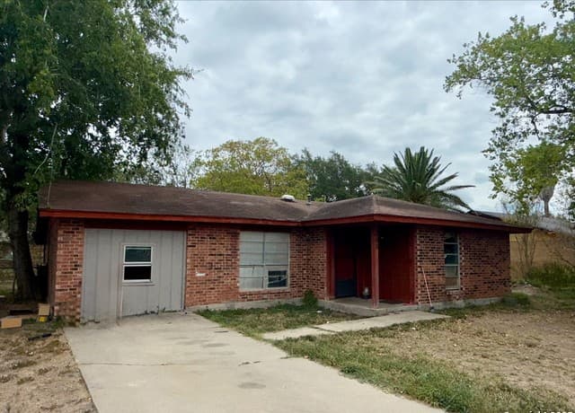 4-bedroom rental at 805 Continental Dr in Three Rivers, TX — photo 1