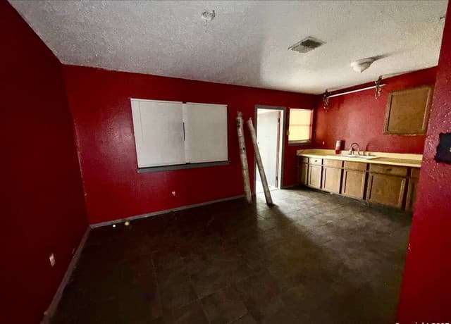 4-bedroom rental at 805 Continental Dr in Three Rivers, TX — photo 4