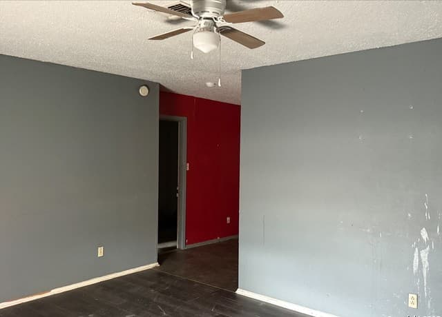 4-bedroom rental at 805 Continental Dr in Three Rivers, TX — photo 5
