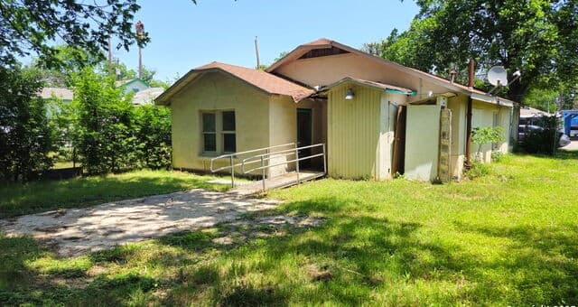 2-bedroom rental at 365 N San Gabriel Ave in San Antonio, TX — photo 1