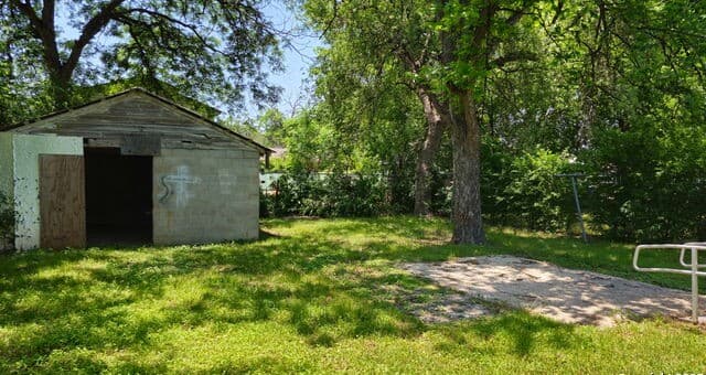 2-bedroom rental at 365 N San Gabriel Ave in San Antonio, TX — photo 3