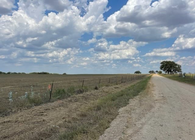 rental at 655 County Road 232 in Floresville, TX — photo 4
