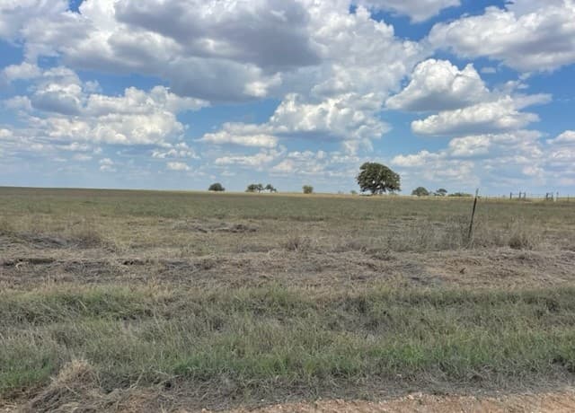rental at 713 County Road 232 in Floresville, TX — photo 3