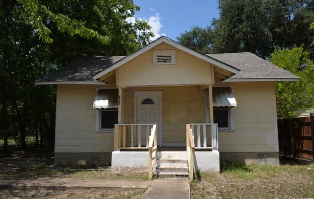 2-bedroom rental at 241 Peabody in San Antonio, TX — photo 1